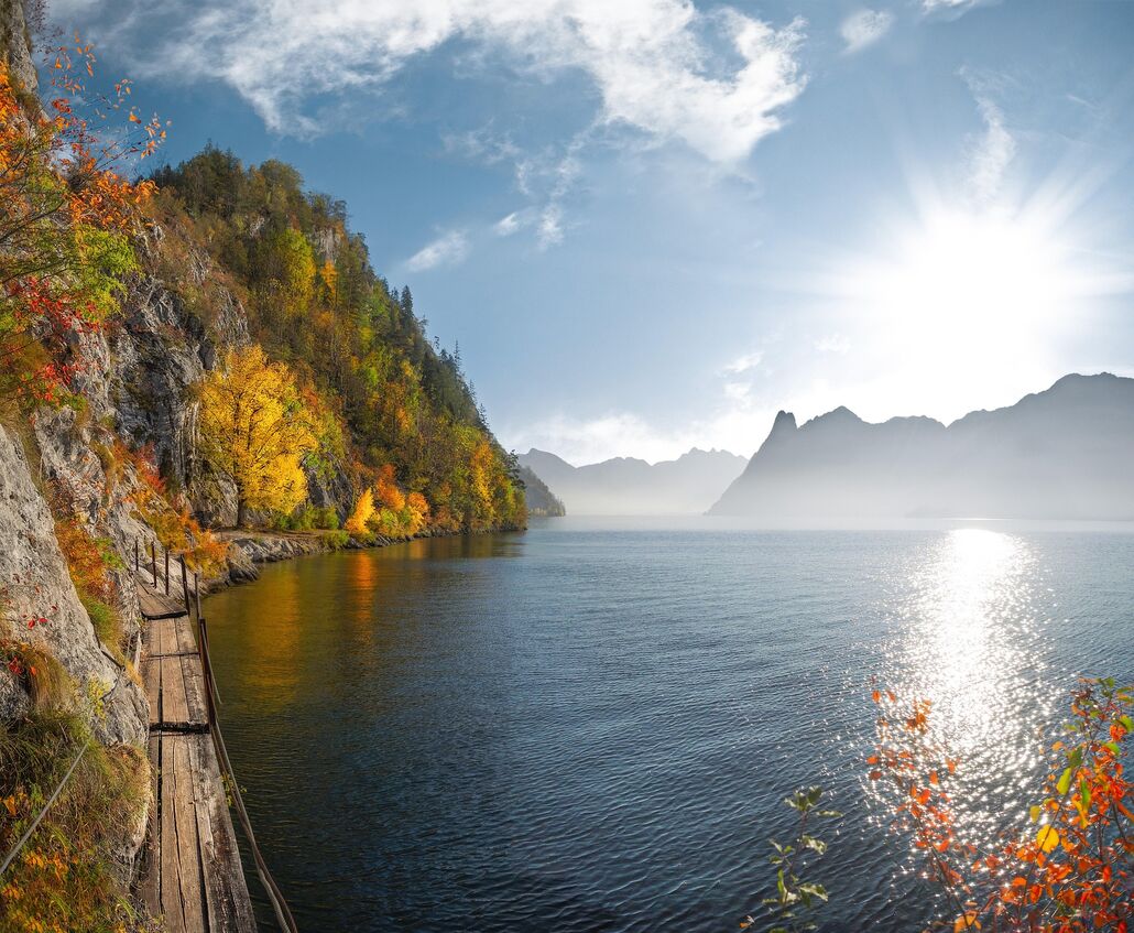 Das Naturjuwel Traunsee - Miesweg am Traunstein in Gmunden, im Hintergrund der Sonnstein - Architekturbüro bhe-architektur